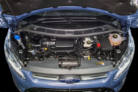 Ford Transit motor: Egy kép a Ford Transit EcoBlue dízelmotorjáról.