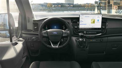 Ford Transit biztonsági funkciók: Infografika a Ford Transit vezetői segédrendszereiről.