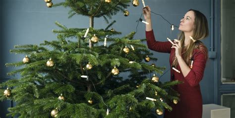 Gyermekek karácsonyfa díszítése közben