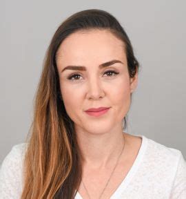 Dr. Mészáros Amália arcképe és a klinika logója