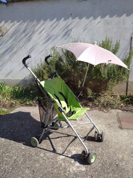 Babakocsi napernyővel a napos parkban