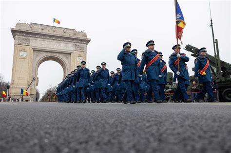 Katonai és szerzetesi viseletet bemutató babák