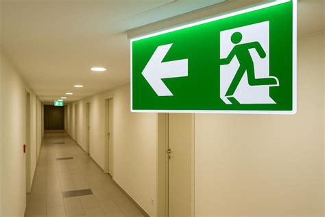 Menekülési útvonal a lépcsőházban
