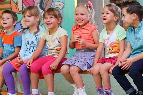 Szülő búcsúzik gyermekétől az óvoda bejáratánál