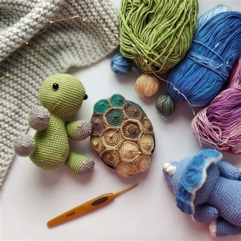 Különböző színű amigurumi teknősök