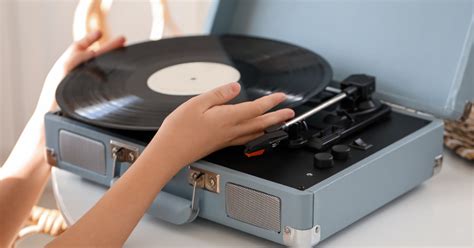 Régi bakelit lemezek és egy retro lemezjátszó
