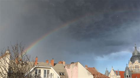 Szivárvány egy sötét, viharos égbolt felett