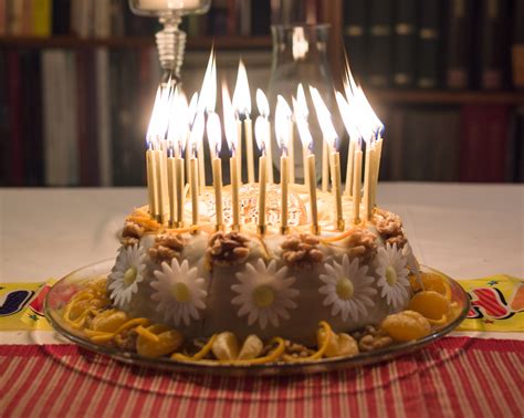 Születésnapi torta és gyertyák a kor ünneplésére
