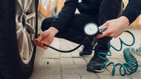 Babakocsi kerék felfújása és guminyomás ellenőrzése