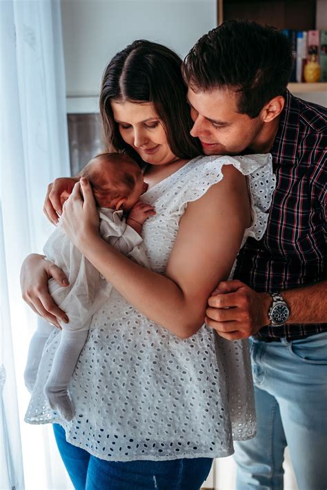 Örömteli család újszülött babával