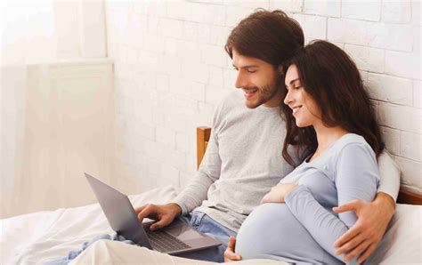 Pár a szülésfelkészítő tanfolyamon