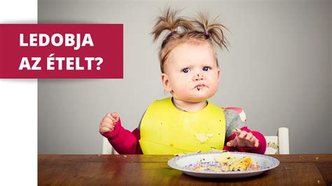 Csecsemő, aki érdeklődve nézi az ételt