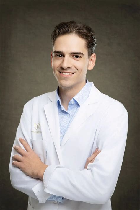 Dr. Elekes Dániel szülész-nőgyógyász orvos portréja