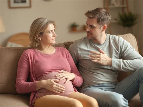 Terhes nő és egy felkiáltójel, kérdésekkel a szülésről