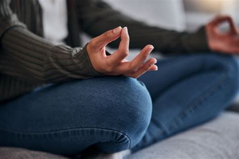Nő meditál, stresszkezelési technikákat alkalmaz