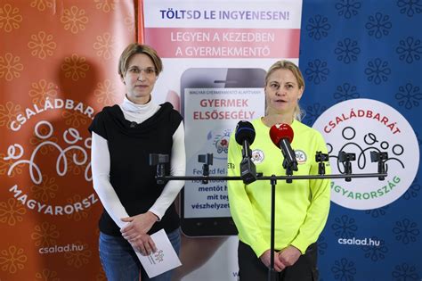 A gyermek első lépéseit támogató szülőket ábrázoló kép