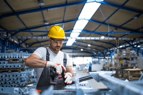 Betanított gyári munkát végző dolgozók