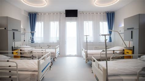 Kórházi kórterem modern felszereléssel
