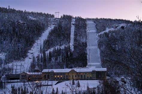 Rjukan óriástükrei, amelyek a napfényt tükrözik a völgybe