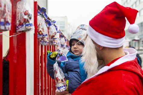 Gyermek csipeszekkel apró tárgyakat válogat