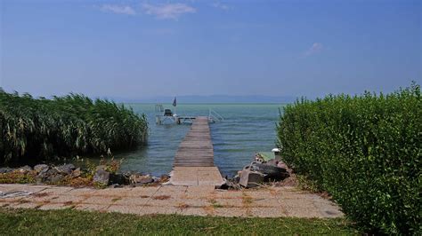 Család biciklizik a Balaton partján