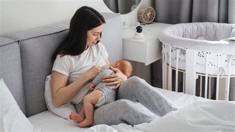 Anya és kisbaba szoptatás közben