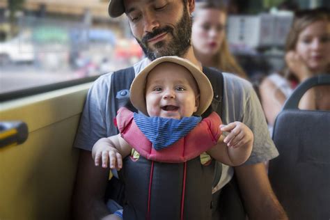 Baba lábtartása hordozás közben