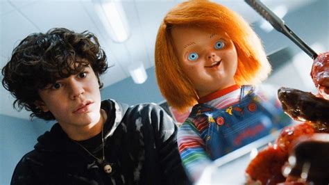 Chucky, a gyilkos baba, késsel a kezében