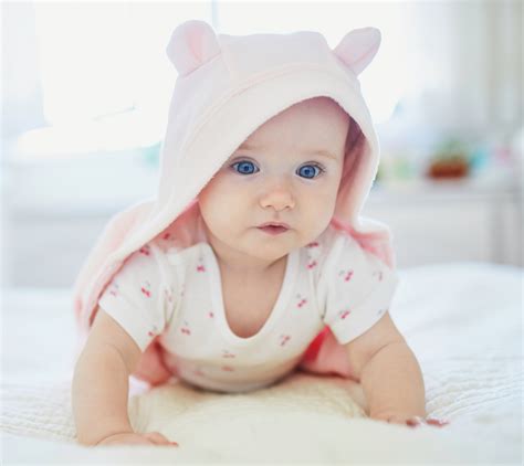 Csecsemő arca tejkiütéssel