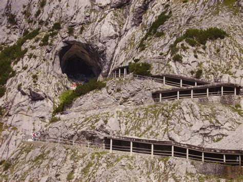 Az Eisriesenwelt bejárata és a környező hegyvidék