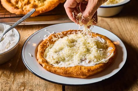 Lángos sütése olajban