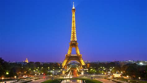Egy vidám anyuka kislányával a párizsi Eiffel-torony előtt