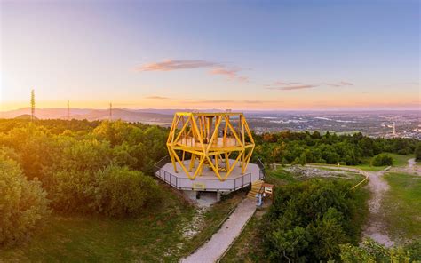 A sárga színű, egyedi geometriai formájú Guckler Károly-kilátó a Hármashatár-hegy csúcsán