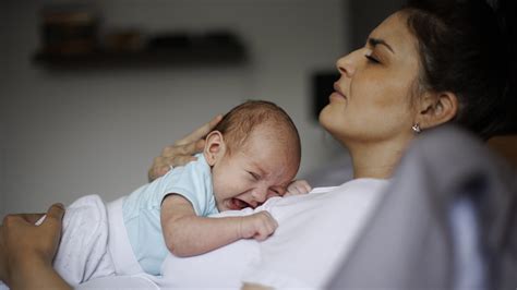 Szülő megnyugtatja síró kisgyermekét éjszaka