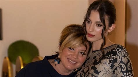 Liptai Claudia családjával egy babakocsival sétál a Duna-parton
