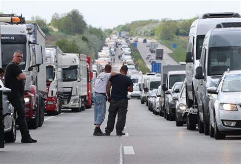 M1-es autópálya baleset helyszíne, roncsolt autók