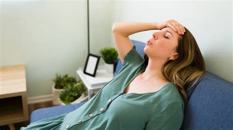 Nő, aki a korai menopauza tüneteit tapasztalja, bizonytalanul néz ki