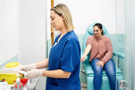 Nő NST vizsgálaton kényelmesen elhelyezkedve