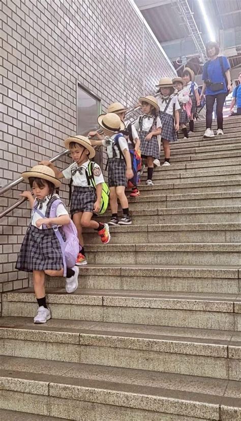 Japán gyerekek kimonóban egy ünnepségen