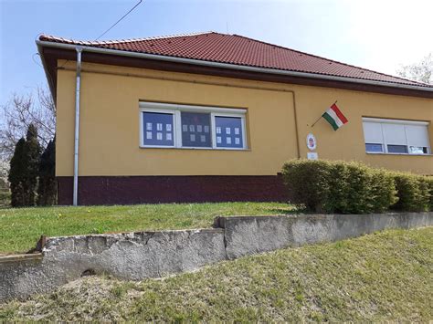 A Kamaraerdei Kerekerdő Óvoda és Iskola épülete és a környező zöldterület felülnézetből