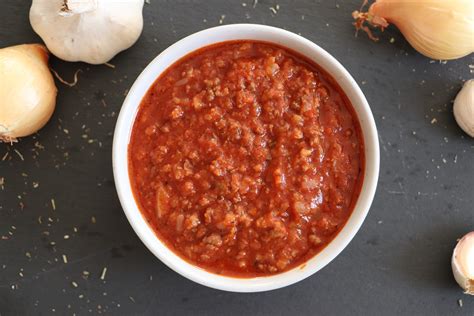 Bolognai szósz friss zöldségekkel és tésztával
