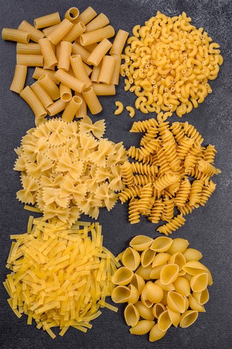Különféle tészták, mint penne, fussili és gluténmentes alternatívák