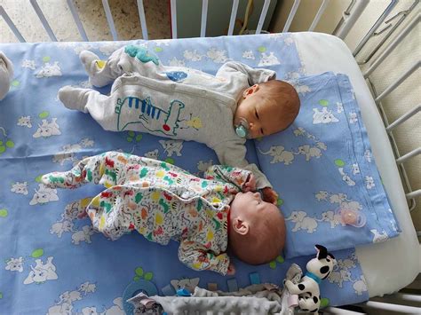 Két ikerbaba, akik különböző tempóban fejlődnek