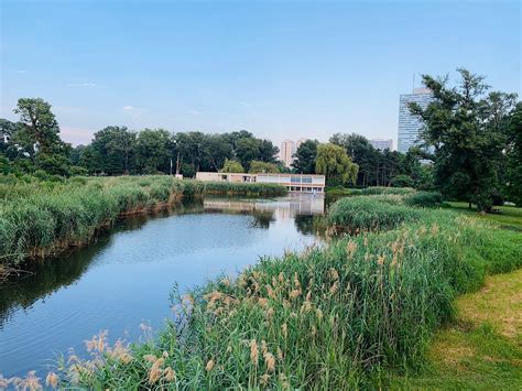 A Donaupark kisvasútja festői környezetben
