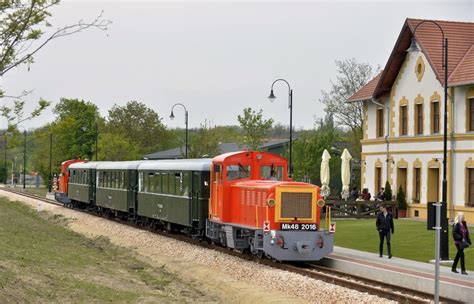A Vál-völgyi Kisvasút egy Mk48 típusú mozdonnyal