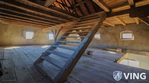 Birkenau, barakkbelső. A priccsek között középen fut a téglából épített fűtőcsatorna. Abortusznál, szülésnél gyakran erre fektették a nőket.