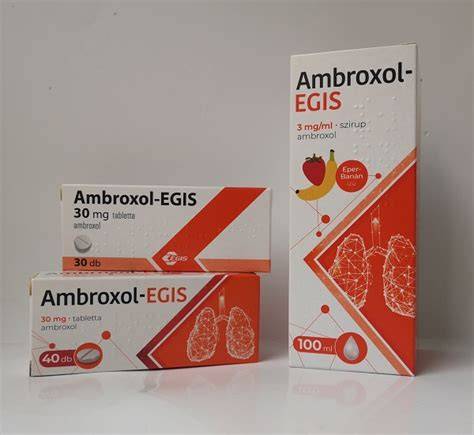 Egy mérőedénnyel ellátott Ambroxol szirup, és egy Ambroxol tabletta csomagolása, a címkén feltüntetett korhatárokkal.
