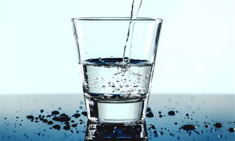 Egy pohár víz és egy szoptatós tea filter