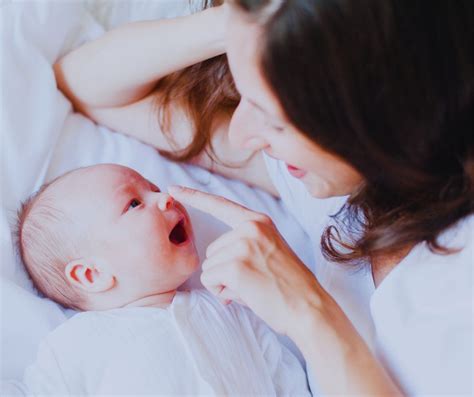 Anya és kisbaba ölelkezik, mosolyogva