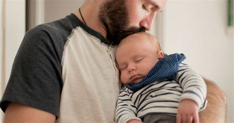 Orvos konzultál aggódó szülőkkel, miközben a baba alszik